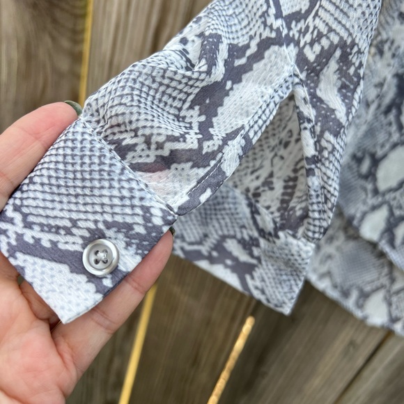 KUT FROM THE KLOTH Snakeskin Print Blouse size Small petite - Picture 2 of 9